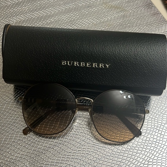 Burberry sunglasses - Picture 1 of 4